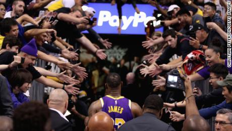 LeBron James # 23 de Los Angeles Lakers sale del campo junto a los fanáticos después de un partido de la NBA contra Phoenix Suns en el Talking Stick Resort Arena el 12 de noviembre de 2019 en Phoenix, Arizona. 