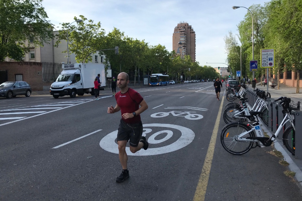 Varios corrían en carreteras con poco tráfico porque los españoles podían hacer ejercicio al aire libre por primera vez en siete semanas.