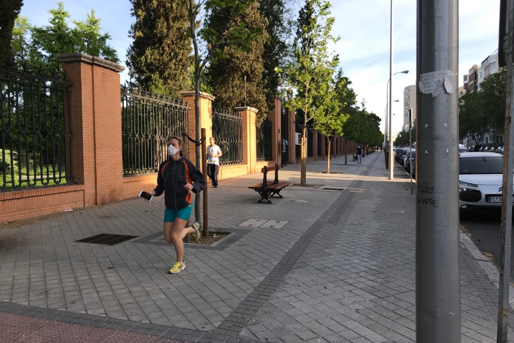 Algunos corredores y ciclistas usaban máscaras cuando se les permitía hacer ejercicios en solitario en sus ciudades.