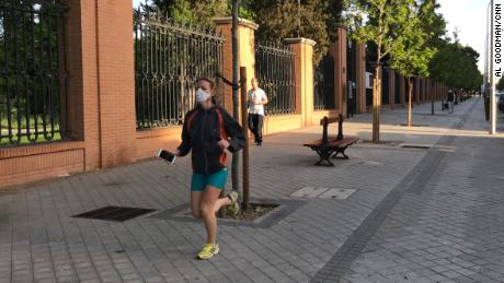 Algunos corredores y ciclistas llevaban máscaras porque los españoles podían hacer ejercicio por primera vez en siete semanas.