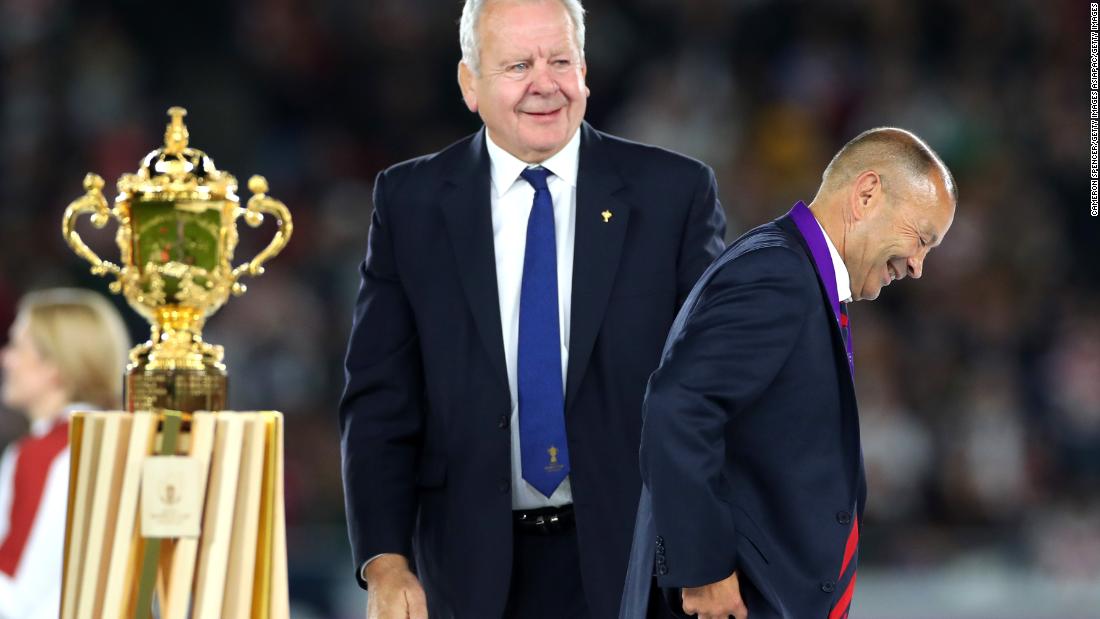 Bill Beaumont reelegido presidente de World Rugby, venciendo a Agustin Pichot
