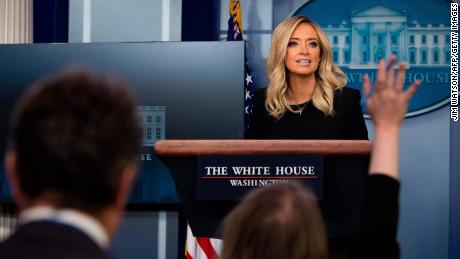 Comprobación de los hechos: el nuevo secretario de prensa de la Casa Blanca hace afirmaciones falsas durante la primera sesión informativa