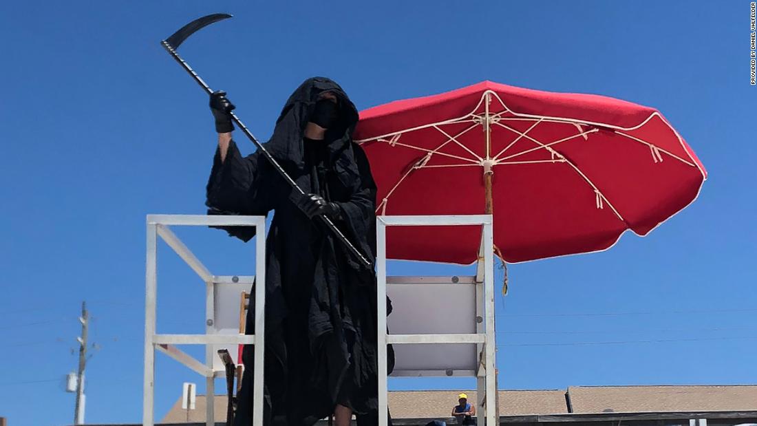 Un abogado disfrazado de Grim Reaper visita las playas de Florida para protestar por su reapertura