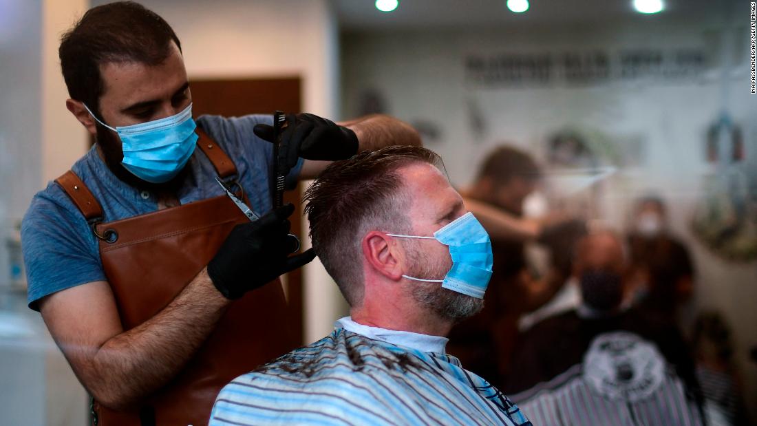 Los peluqueros alemanes vuelven a abrir, pero los clientes primero pidieron completar un cuestionario