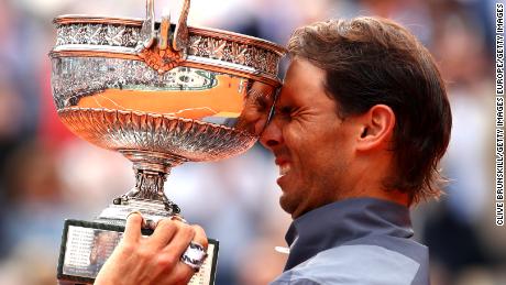 Rafael Nadal levanta el trofeo del Abierto de Francia por duodécima vez después de su victoria cuatro veces sobre Dominic Thiem en París.