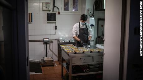 El chef trabaja en Barcelona, ​​España, el 16 de abril, después de transformar la cocina de su restaurante para preparar alimentos para el personal médico y las personas vulnerables.