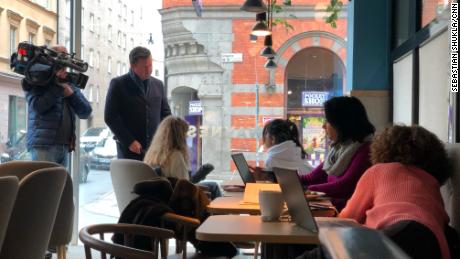 En Estocolmo, el trabajo o la conversación mientras se toma un café sigue siendo un lugar común.