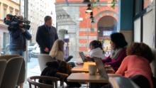 En Estocolmo, el trabajo o la conversación mientras se toma un café sigue siendo algo común.