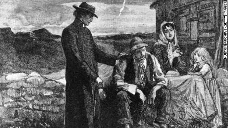 Un sacerdote irlandés visita a una familia de granjeros durante la Gran Hambruna.