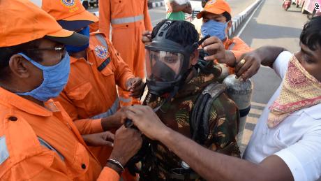 Un miembro de la Fuerza Nacional de Respuesta a Desastres de la India (NDRF) está equipado con equipo de protección contra el ingreso al área afectada.
