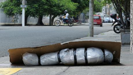 Cadáver abandonado envuelto en plástico y cubierto con cartón sobre el pavimento en Guayaquil, Ecuador, 6 de abril.