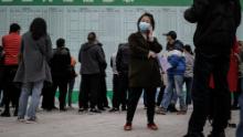 Un solicitante de empleo llama a la feria de empleo de Wuhan el mes pasado. El panorama de las personas que buscan trabajo puede volverse aún más difícil en las próximas semanas cuando alrededor de 8.7 millones de personas se gradúen de la universidad y la universidad. 