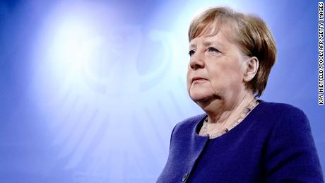 Como Angela Merkel pasó de ser un pato cojo a un líder mundial en el campo del coronavirus