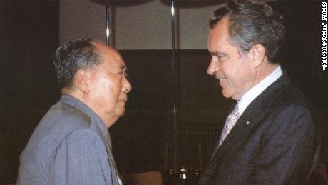 El presidente comunista chino, Mao Zedong, da la bienvenida al presidente de los Estados Unidos, Richard Nixon, a su casa en Beijing en el histórico viaje de Nixon a China en 1972.