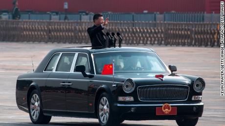 El presidente chino, Xi Jinping, controla a los soldados durante el desfile del 70 aniversario de la República Popular de China el 1 de octubre de 2019 en Beijing.