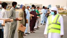 Los voluntarios distribuyen comidas Iftar a los trabajadores migrantes que se mantienen separados durante el mes sagrado musulmán del Ramadán. 