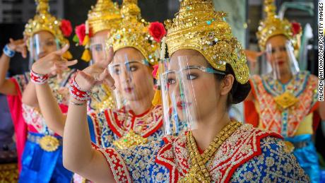 Los bailarines tradicionales tailandeses se presentan en un santuario en Bangkok, que reabrió la semana pasada.