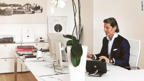 El CEO de Bugatti, Stephan Winkelmann, en su escritorio en la sede de la compañía en Molsheim, Francia.