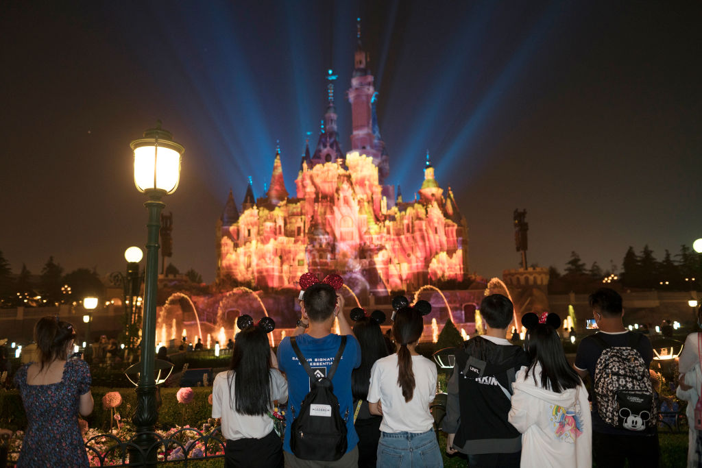Turistas en Shanghai Disneyland el 11 de mayo.