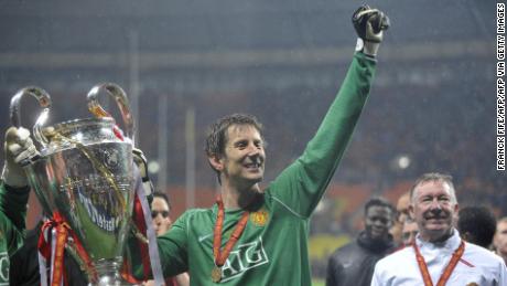 Van der Sar tiene la copa de la Liga de Campeones después de que el Manchester United derrotó al Chelsea en la final el 21 de mayo de 2008.