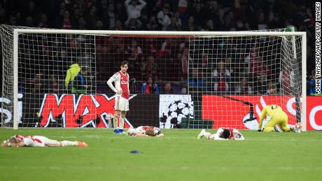 Los jugadores del Ajax fueron rechazados después de perder la semifinal de la UEFA Champions League ante el Tottenham el 8 de mayo de 2019.