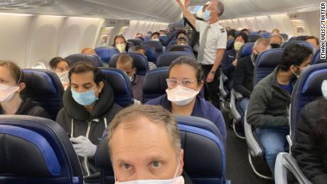Una fotografía viral del vuelo abarrotado de United Airlines.