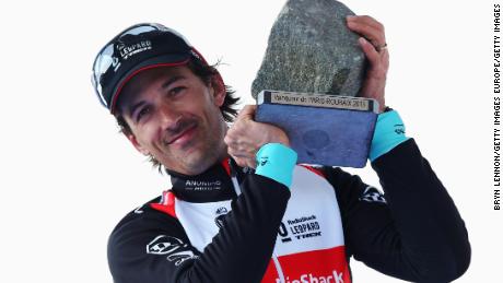 Cancellara celebra en el podio después de la carrera ciclista Paris-Roubaix 2013.