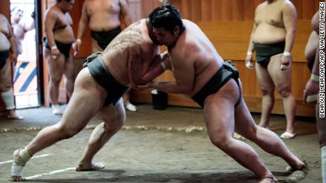 Los luchadores de sumo están tratando de salir del ring o 