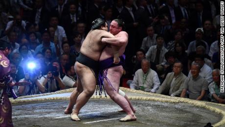 Los luchadores de sumo Tochinoshin de Georgia (derecha) pelean contra Takayasu en Japón (izquierda).