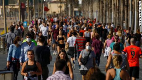 Los españoles disfrutan del sol después de reducir el bloqueo, porque el número diario de muertes es el más bajo en seis semanas.