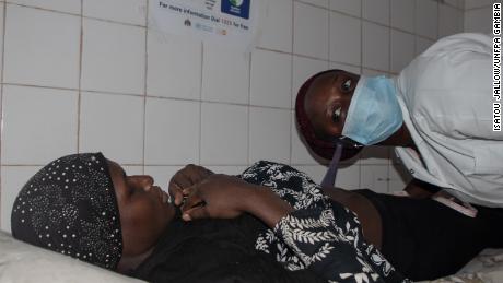 La comadrona Fatou Joof examina a una mujer en el Centro de Salud Serrekunda.