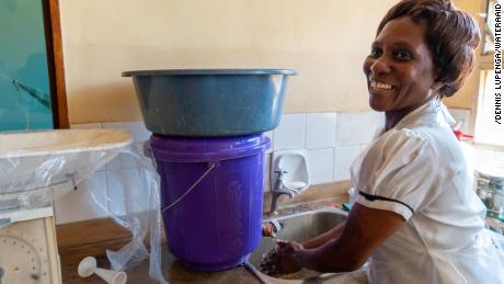 Patricia Mwenyeheri usa uno de los dos lavabos en el centro de salud donde trabaja. 