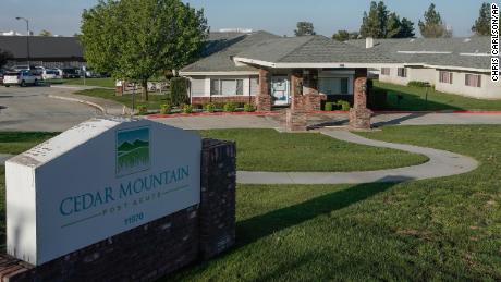 En marzo, un empleado presentó una queja sobre la seguridad de los empleados con respecto al centro de atención aguda de Cedar Mountain Post, que informó que casi 80 residentes calificaron a Covid-19 positivamente.