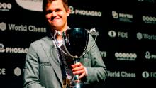 Carlsen con el trofeo mundial de ajedrez FIDE después de derrotar al retador jugador estadounidense Fabiano Caruan (no se muestra).