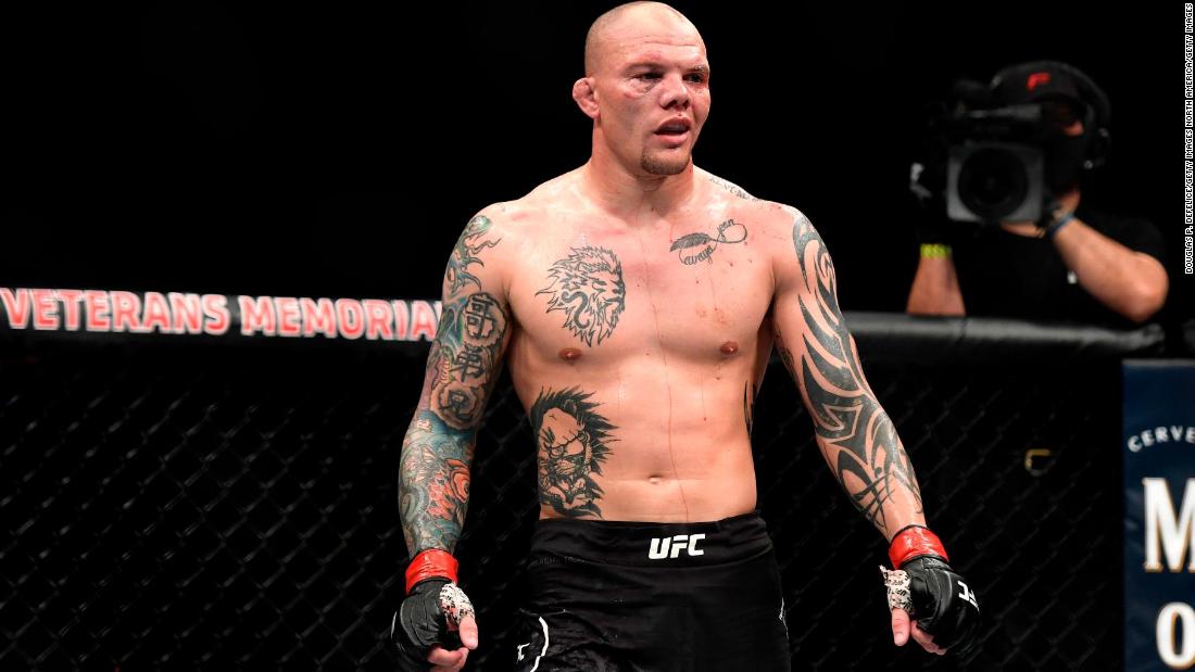 El luchador de UFC Anthony Smith dice que se le cayeron los dientes durante una pelea violenta