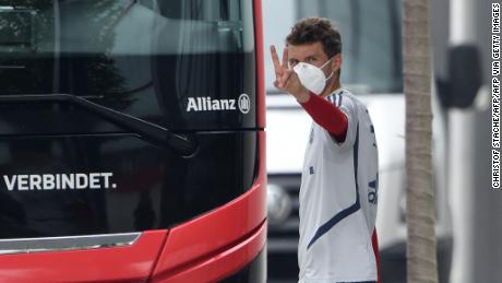 El delantero del Bayern Munich Thomas Mueller usa una máscara facial cuando abandona el entrenamiento.