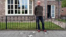 Aunque la mayoría de Julien Leemans & # 39; La casa está en los Países Bajos, su puerta de entrada está en Bélgica.