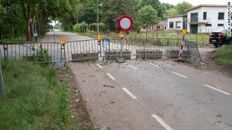Una carretera barricada conduce de los Países Bajos a Bélgica.