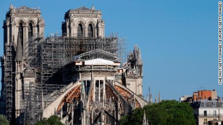 Un año después de la explosión, la reconstrucción de Notre Dame se suspendió debido al coronavirus.