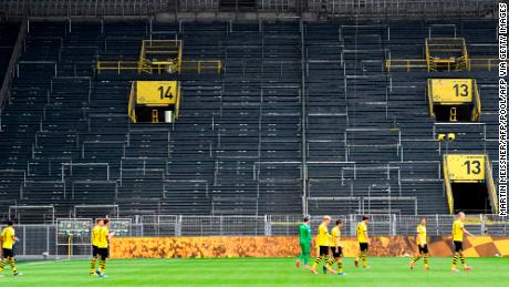 El partido del Borussia Dortmund contra el rival local Schalke 04 se jugó sin fanáticos cuando volvió el fútbol. 