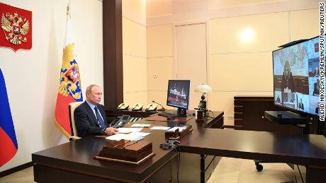 El presidente Putin participa en una video conferencia desde su residencia estatal en Novo-Ogarovo, cerca de Moscú, el 14 de mayo.