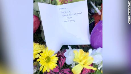 Las personas que dejaron una nota en el monumento a Ahmaud Arbery solo querían compartir sus condolencias, dicen los investigadores.
