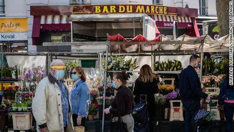 Compradores en el mercado de la Place de la Bastille en París, 17 de mayo de 2020. 