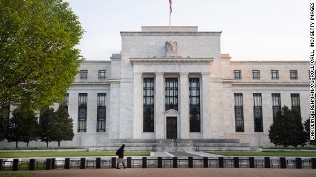 Las bajas tasas de la Fed castigarán a las personas que ahorran
