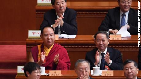 El undécimo Panchen Lama Gyaincain Norbu (centro izquierda) elegido por el gobierno chino aplaude durante la sesión plenaria de la Conferencia Consultiva Política China en Beijing el 10 de marzo de 2019.