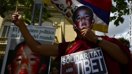 Los manifestantes pro-tibetanos sostienen fotos de Gendun Cheokya Nyima (reconocido por el Dalai Lama como el 11º Panchen Lama) durante una manifestación frente al consulado chino en Barcelona el 17 de mayo de 2013.
