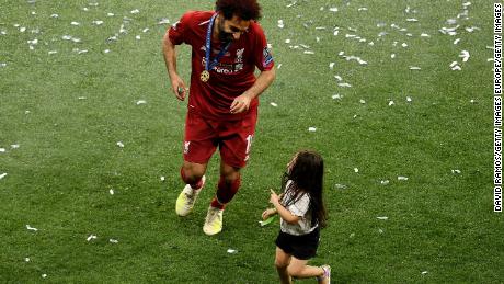 Salah celebra con su hija Makka después de que su equipo ganó la final de la UEFA Champions League.
