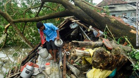 Un hombre rescata artículos de su hogar dañados por el ciclón Amphan en Midnapore, Bengala Occidental, 21 de mayo de 2020. 