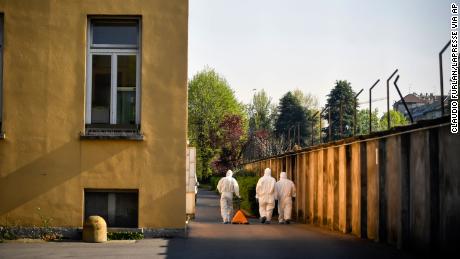 Una investigación policial en hogares de ancianos italianos revela violaciones de coronavirus