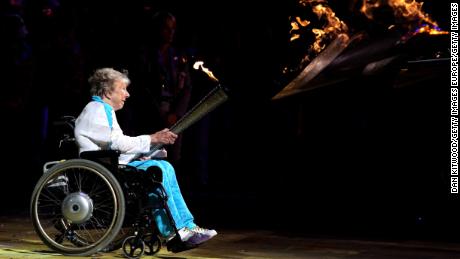 Margaret Maughan enciende un caldero paralímpico antes de los Juegos de Londres 2012. 